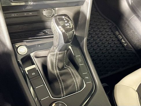 Certified 2025 Volkswagen Taos SE image 17