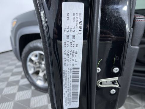 Used 2019 Jeep Cherokee Trailhawk w/ Cold Weather Group AWD/4WD image 12