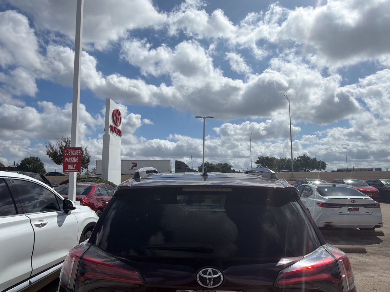 Used 2018 Toyota RAV4 XLE w/ Plus Extra Value Package FWD image 5