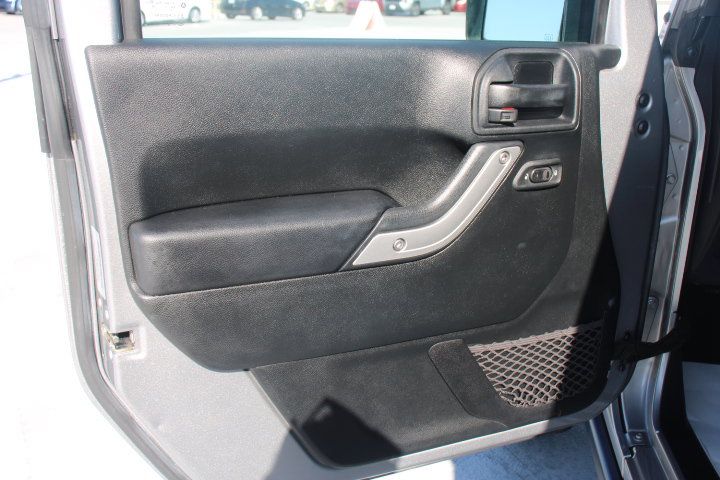 Used 2016 Jeep Wrangler Unlimited Rubicon w/ Connectivity Group AWD/4WD image 9