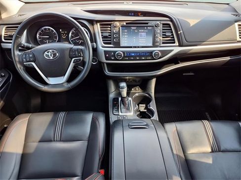 Used 2019 Toyota Highlander SE image 18