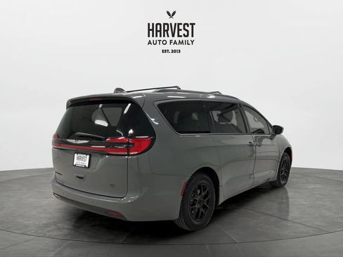 Used 2021 Chrysler Pacifica Touring-L FWD image 6