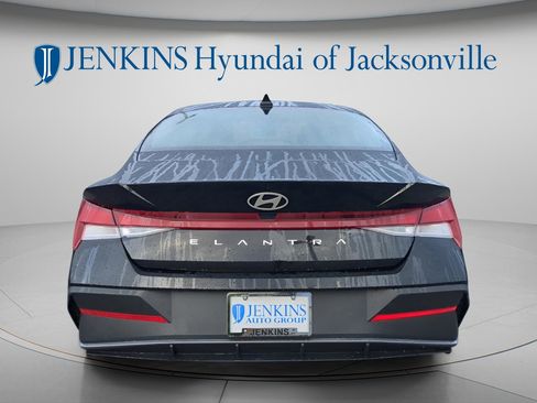 New 2025 Hyundai Elantra SE FWD image 4