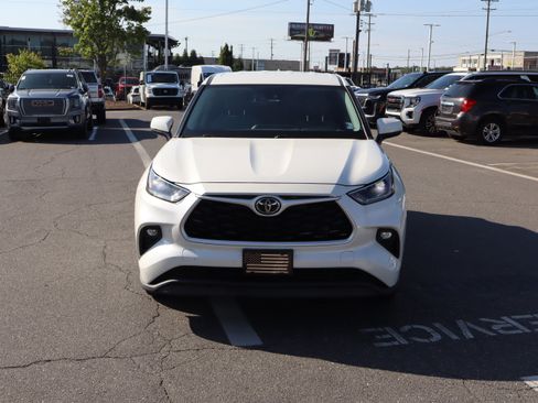 Used 2021 Toyota Highlander LE AWD/4WD image 15