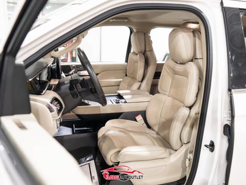 Used 2018 Lincoln Navigator Select w/ Technology Package image 16