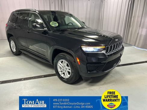 Used 2023 Jeep Grand Cherokee Laredo image 1