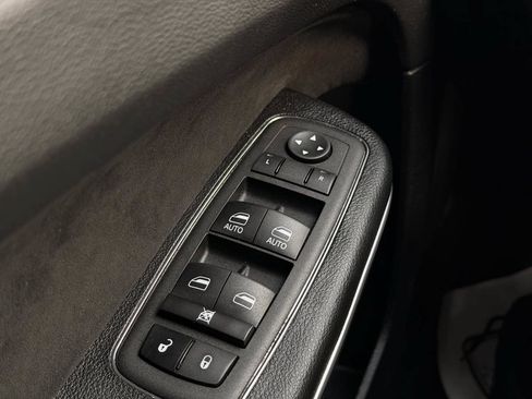 Used 2023 Chrysler 300 C RWD image 17