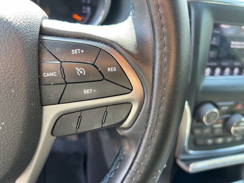 Used 2018 Jeep Grand Cherokee Laredo image 23