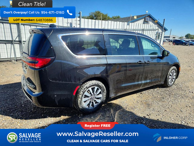 Used 2023 Chrysler Pacifica Touring-L FWD image 4