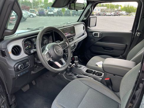 Used 2025 Jeep Wrangler Unlimited Sahara AWD/4WD image 2