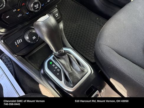 Used 2023 Jeep Renegade Latitude AWD/4WD image 27