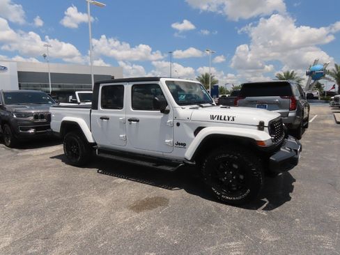 Used 2024 Jeep Gladiator Sport AWD/4WD image 7