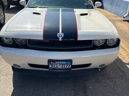 Used 2010 Dodge Challenger SE RWD image 2
