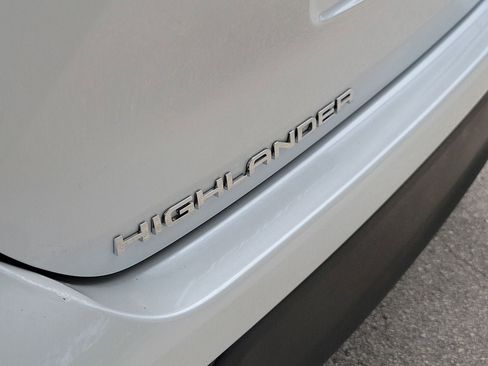 Used 2025 Toyota Highlander XLE FWD image 6