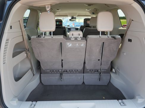 Used 2018 Chrysler Pacifica Touring-L Plus w/ Advanced Safetytec Group FWD image 27