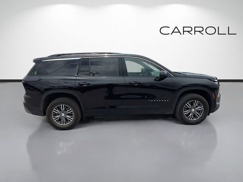 Used 2025 Chevrolet Traverse LT FWD image 2