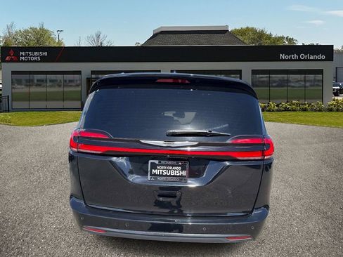 Used 2025 Chrysler Pacifica Limited FWD image 4