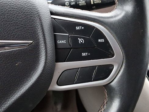 Used 2018 Chrysler Pacifica Touring-L image 22