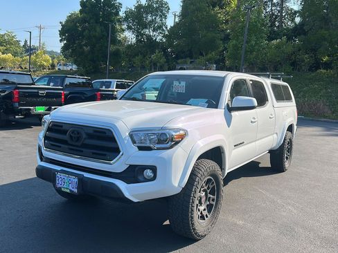 Used 2017 Toyota Tacoma SR5 RWD image 1