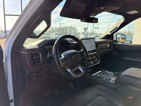 Used 2023 Ford Expedition Limited image 3