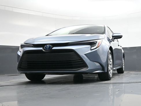 Used 2025 Toyota Corolla LE image 42