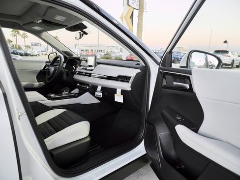 New 2026 Mitsubishi Outlander SE image 13