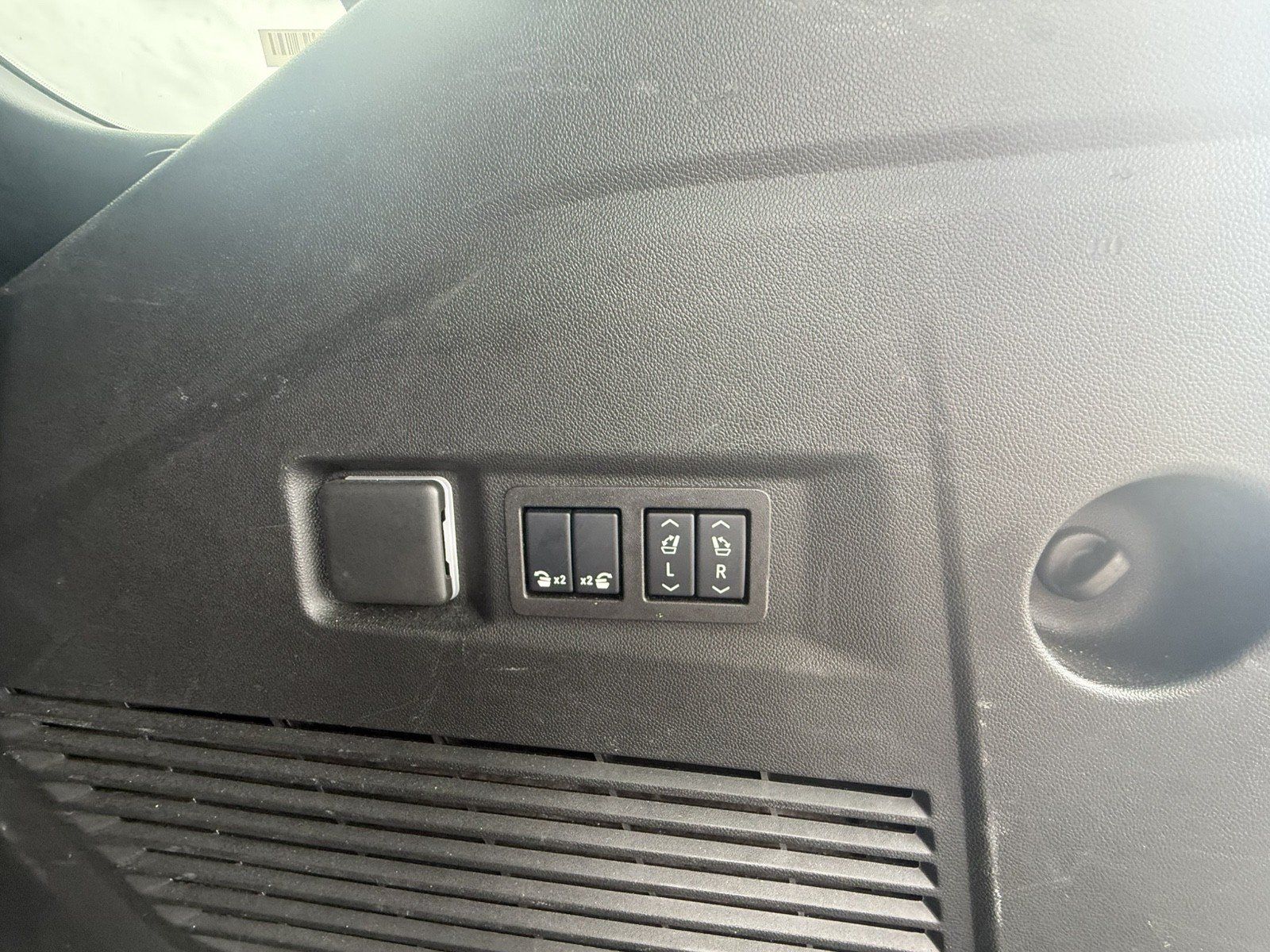 Used 2025 GMC Yukon Denali AWD/4WD image 30