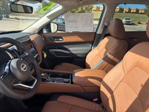 New 2025 Nissan Pathfinder Platinum w/ Black Appearance Package image 25
