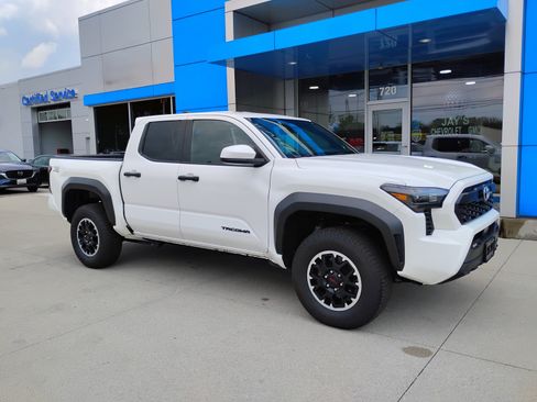 Used 2025 Toyota Tacoma TRD Off-Road AWD/4WD image 4