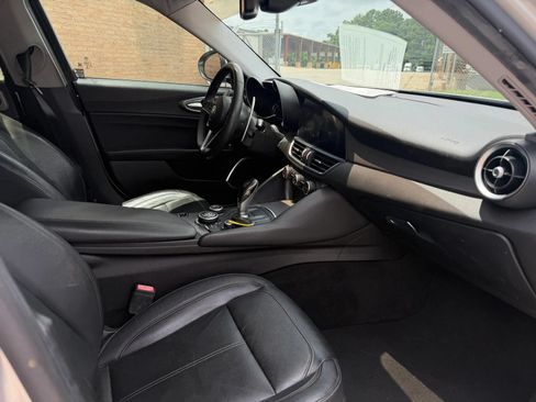 Used 2017 Alfa Romeo Giulia w/ Sport Appearance Package RWD image 10