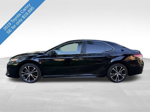 Used 2019 Toyota Camry SE FWD image 2
