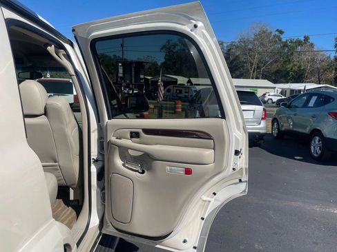 Used 2002 Cadillac Escalade Luxury image 16