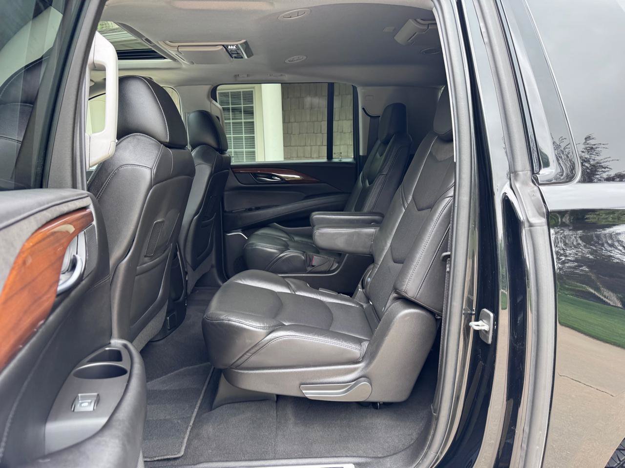 Used 2019 Cadillac Escalade ESV Luxury w/ Escalade Sport Edition AWD/4WD image 15
