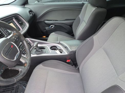 Used 2015 Dodge Challenger SXT image 9