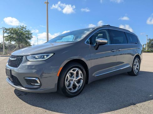 Used 2023 Chrysler Pacifica Limited FWD image 8