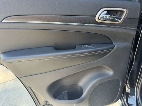 Used 2017 Jeep Grand Cherokee Limited image 19