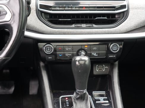Used 2022 Jeep Compass Latitude w/ Sun and Sound Group AWD/4WD image 24