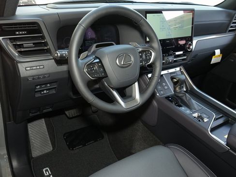 Used 2025 Lexus GX 550 image 8