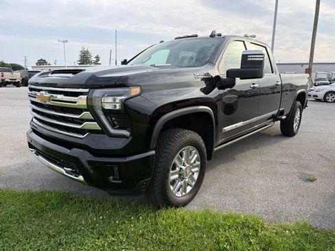 Used 2025 Chevrolet Silverado 3500 High Country w/ High Country Premium Package AWD/4WD image 3