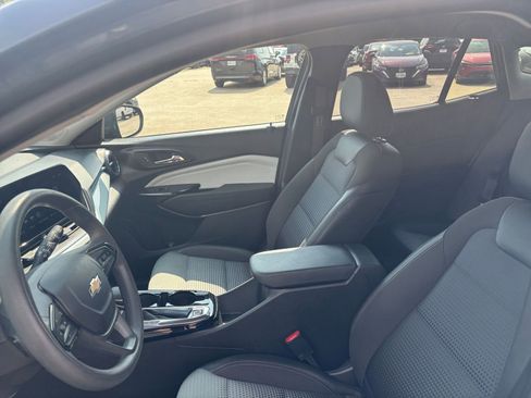 Used 2025 Chevrolet Trax LT FWD image 25