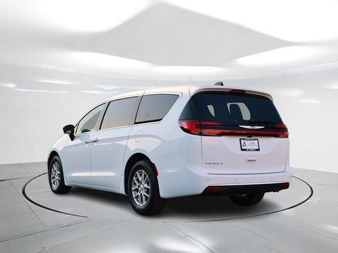 New 2026 Chrysler Pacifica Select image 2