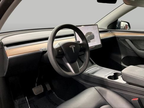 Used 2024 Tesla Model Y 2WD image 17