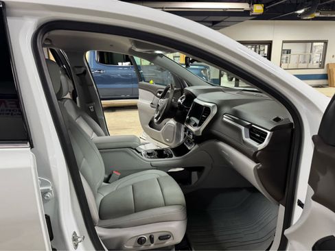 Certified 2023 GMC Acadia SLT w/ Technology Package image 11