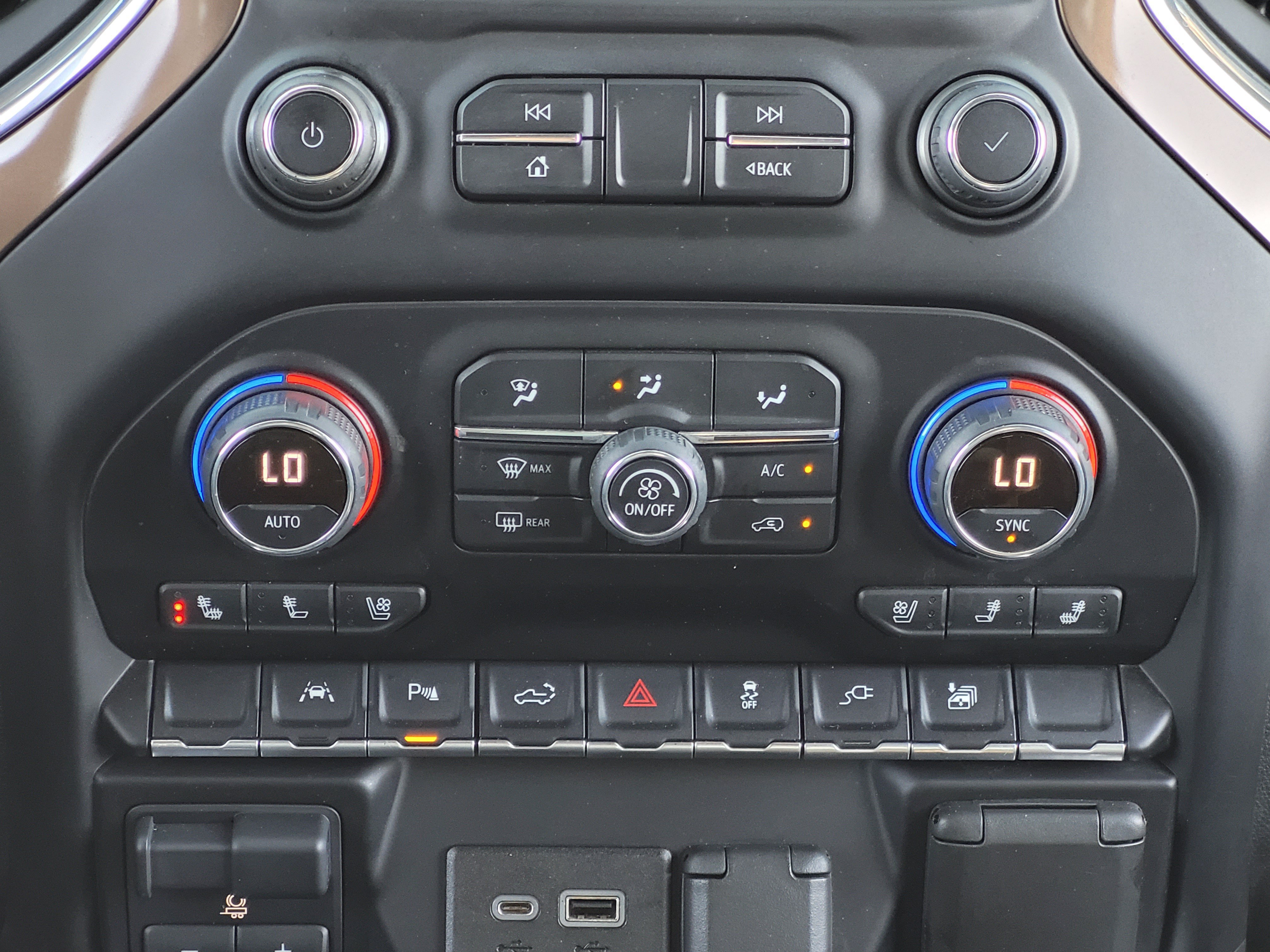 Used 2022 Chevrolet Silverado 1500 High Country w/ Technology Package AWD/4WD image 16