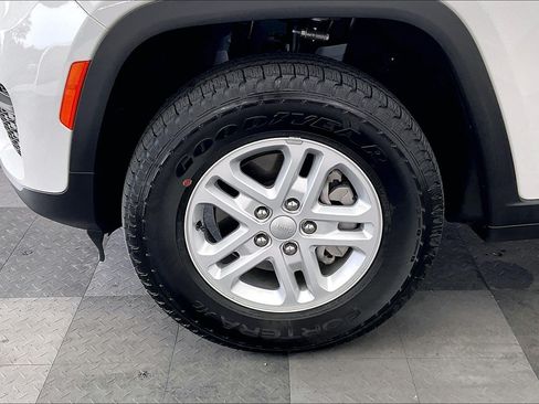 Used 2025 Jeep Grand Cherokee Laredo AWD/4WD image 8