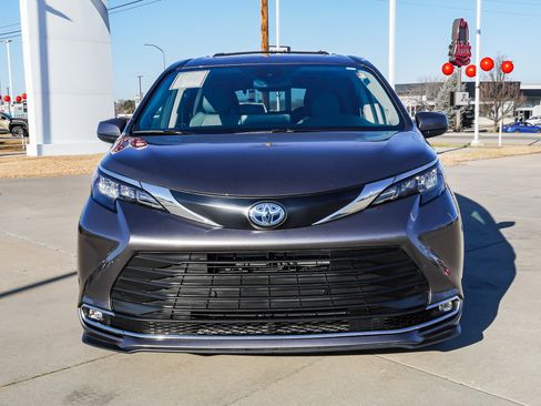 Certified 2024 Toyota Sienna XLE image 3