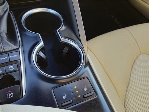 Used 2020 Toyota Camry XLE image 17