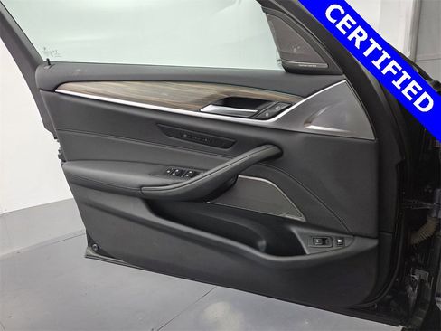 Certified 2023 BMW 530e w/ Premium Package image 28