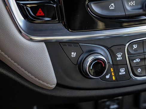 Used 2023 Chevrolet Traverse Premier image 37