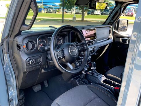 Used 2024 Jeep Gladiator Mojave w/ Technology Group AWD/4WD image 16
